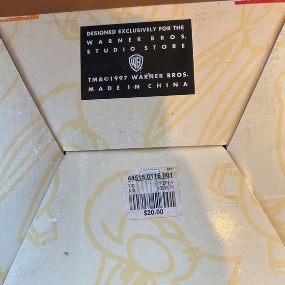 Pepe & Penelope Vase with Original Box (1997 Warner Bros Studio Store Exclusive) - Picture 10 of 14